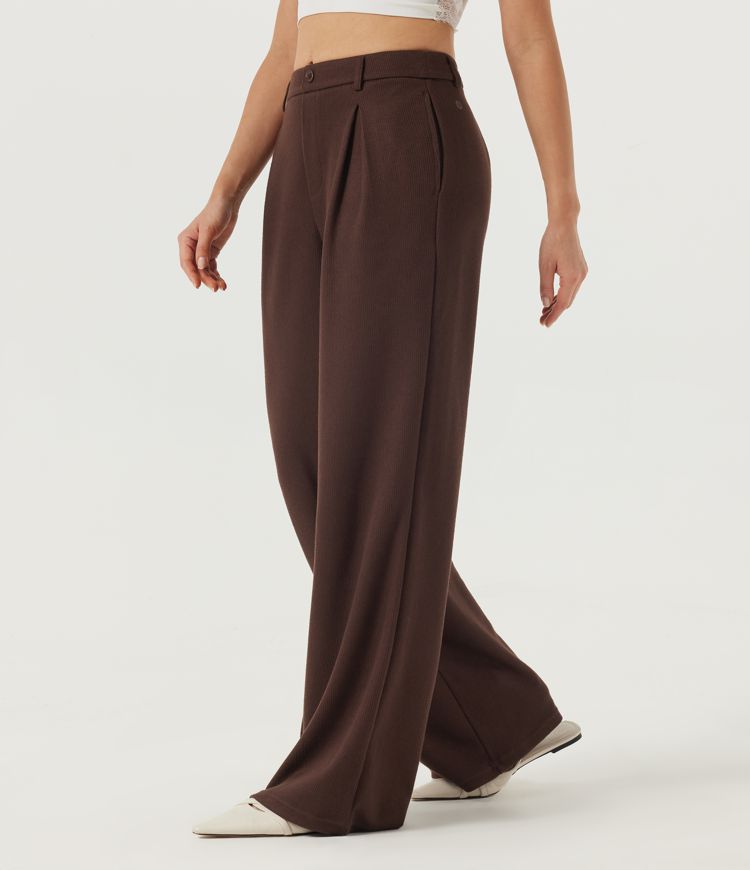 Pantaloni casual a coste, vita media e gamba larga, con tasche.