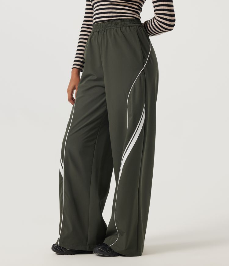 Lässige, hoch taillierte, weit geschnittene Hose mit Seitenstreifen und Taschen.
