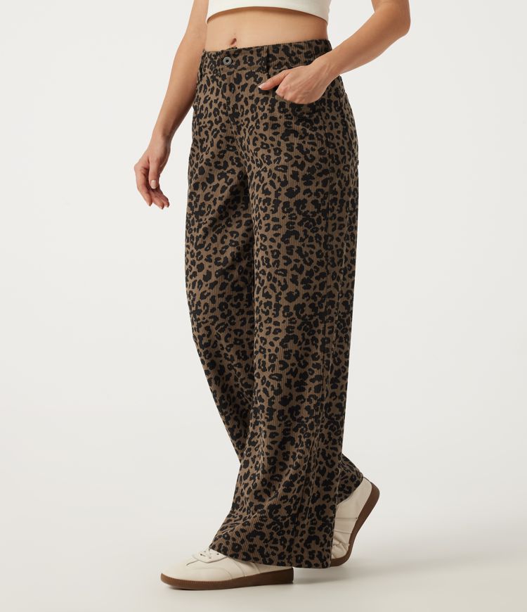 Hose mit mittlerer Bundhöhe im Baggy-Look aus Cord mit Leopardenmuster und Taschen