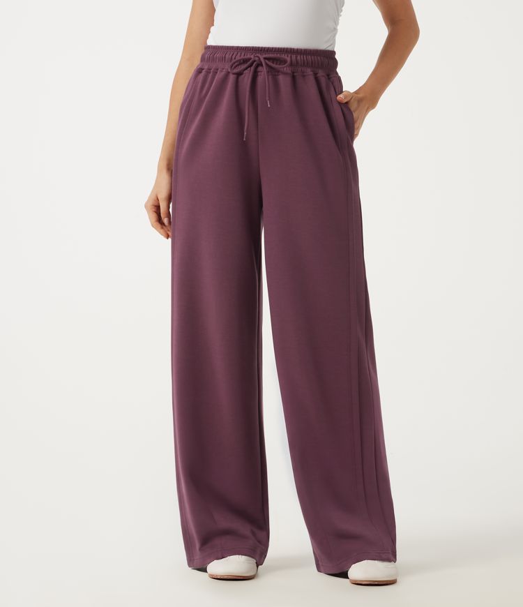 Lässige Jogginghose mit hoher Taille, Kordelzug, geradem Schnitt und Taschen.