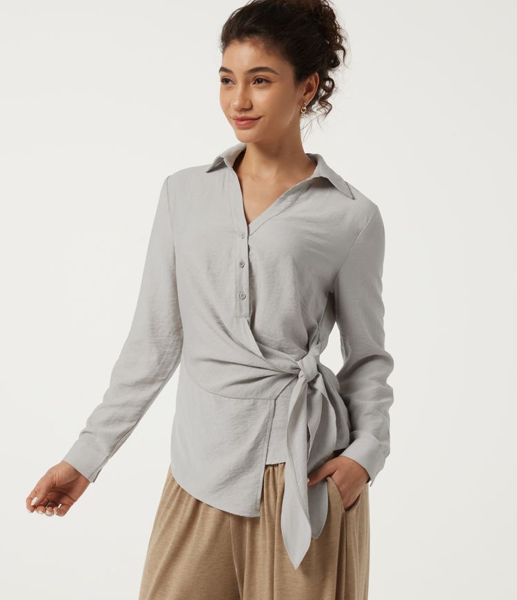 Blouse décontractée à col en V, manches longues, lien latéral et coupe asymétrique.