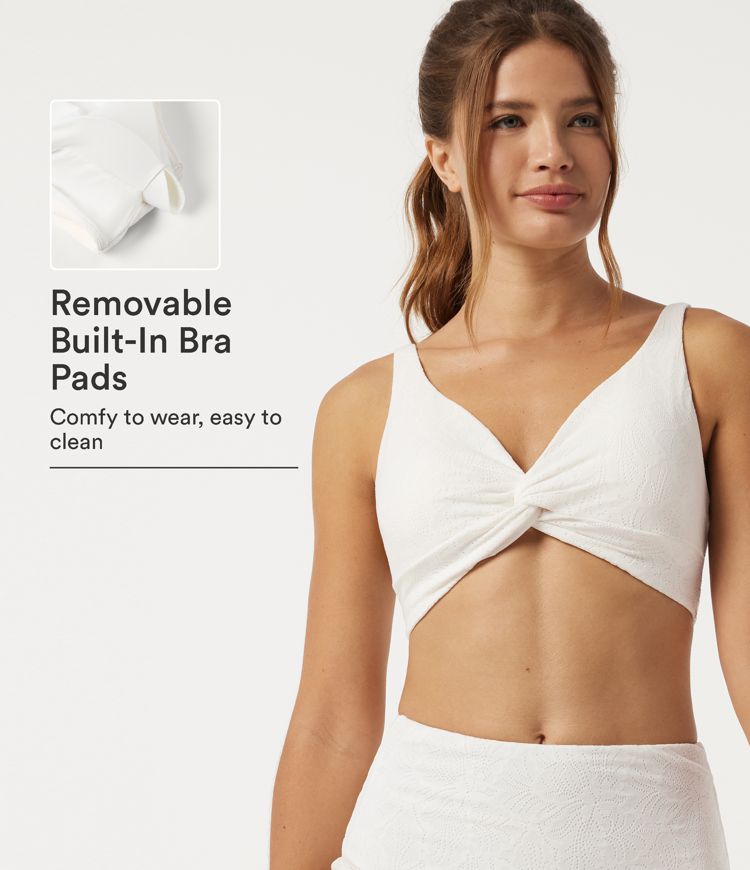 Blanc SoftlyZero™ Brassière de yoga et sport à encolure en V, maintien faible, avec soutien‑gorge intégré et dentelle contrastée / 1